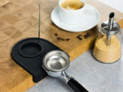 2-tlg. Set Tampermatte Mit Latte Pen In Schwarz, Maße: 12,6x14x17 Cm -Allgemeiner Haushaltswarenladen buddys bar 2 tlg set tampermatte mit latte pen in schwarz masse 12 6x14x17 cm 4