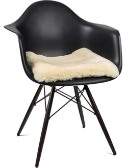 Sitzkissen Mit Merinofell In Gelb -Allgemeiner Haushaltswarenladen hofbrucker sitzkissen mit merinofell in gelb 1