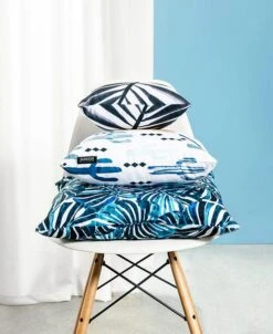 Kissen "Tropical Leaves" In Blau & Rot 7 Kissen "Tropical Leaves" In Blau & Rot -Allgemeiner Haushaltswarenladen juniqe kissen tropical leaves in blau and rot 2