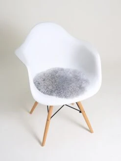 Lammfell-Sitzauflage In Silber 5 Lammfell-Sitzauflage In Silber -Allgemeiner Haushaltswarenladen kaiser naturfellprodukte handl lammfell sitzauflage in silber 1