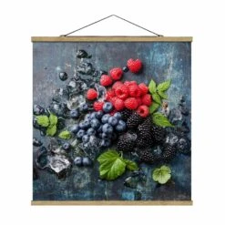 Stoffbild - Beerenmischung Mit Eiswürfeln Holz In Schwarz